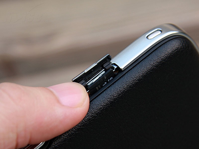 黑莓9000MicroSD卡插槽图片素材-IT168手机图