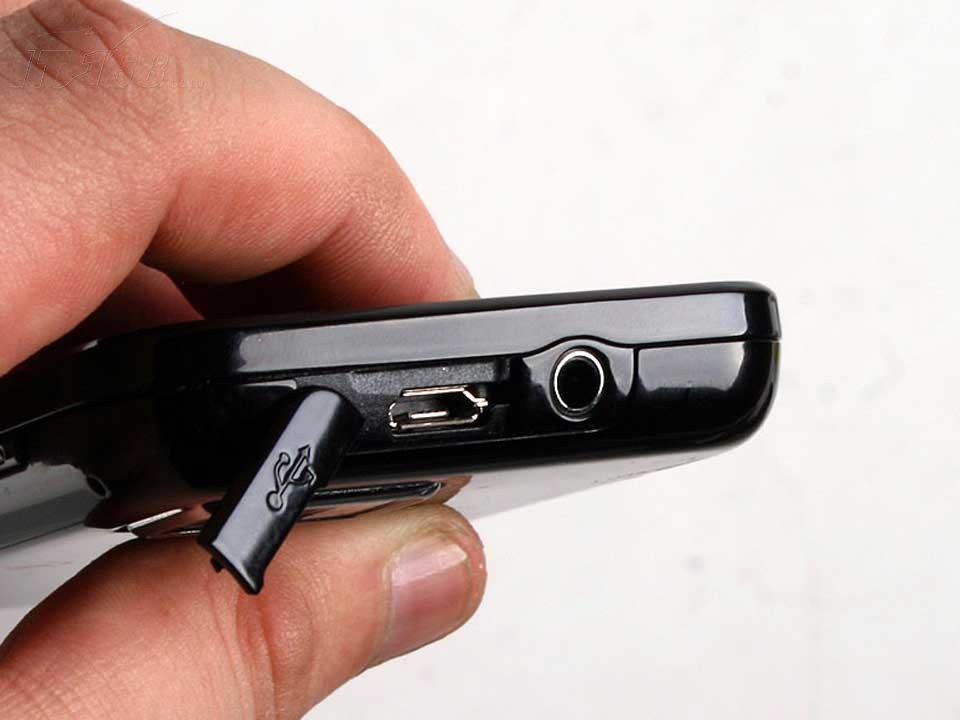 三星I8000UMicroUSB接口图片素材-IT168手机