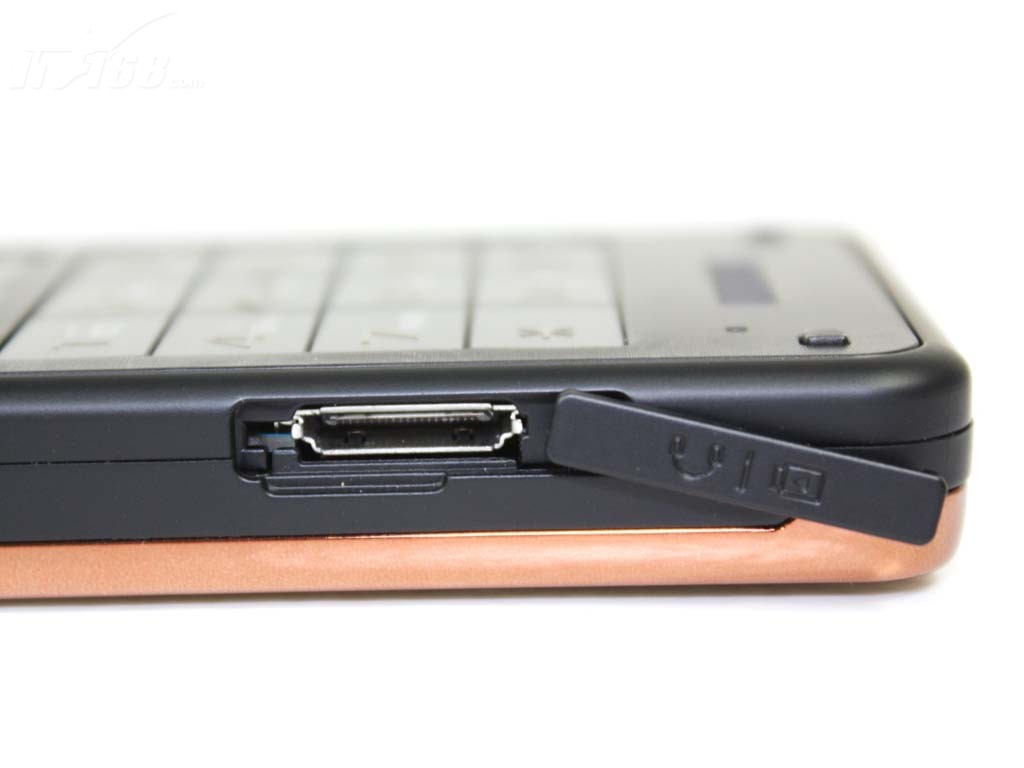 三星W799耳机插孔和充电孔图片素材-IT168手