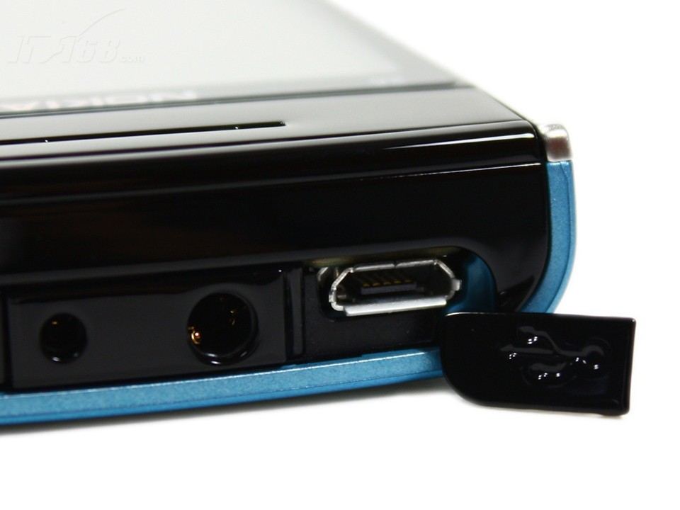 诺基亚X6 8G(国行版)充电插孔和耳机插孔图片