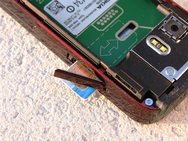 诺基亚5800W(导航版)SIM卡槽图片-IT168