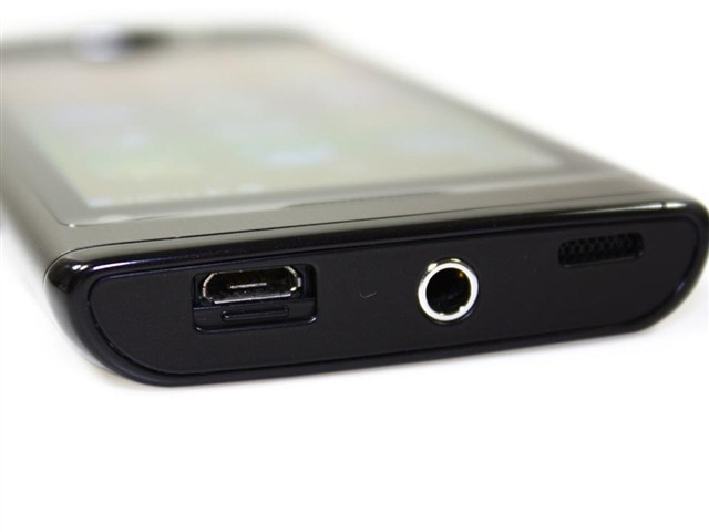 三星S8500(国行版)MicroUSB和耳机插孔图片