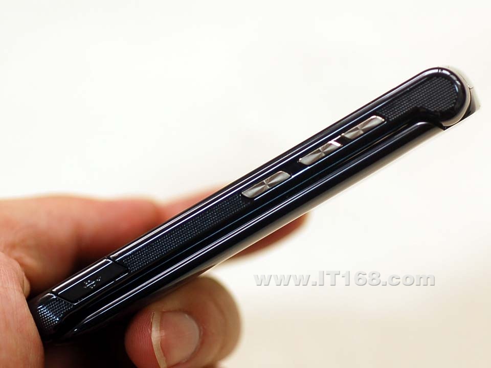 MOTO(摩托罗拉) RAZR V8手机外观清晰大图