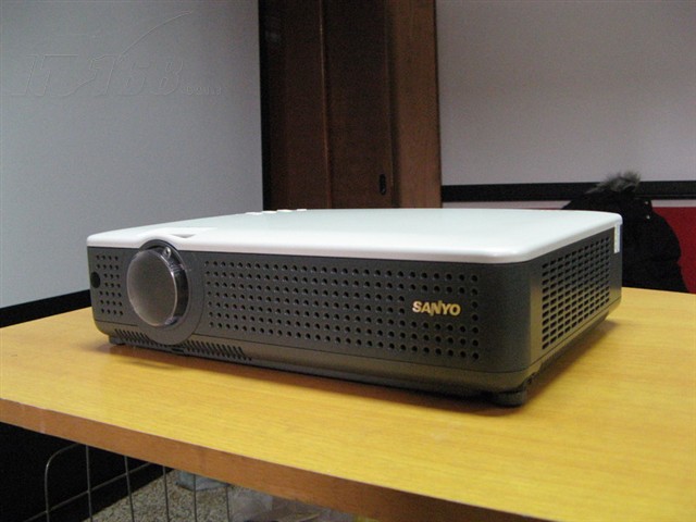点击查看下一张三洋 PLC-XU9000C投影机图片