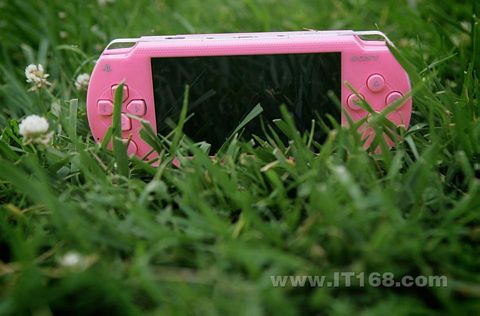 点击查看下一张SONY PSP豪华版(粉红)游戏设备图片