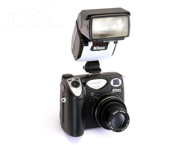 点击查看下一张尼康 CoolPix 5000数码相机图片
