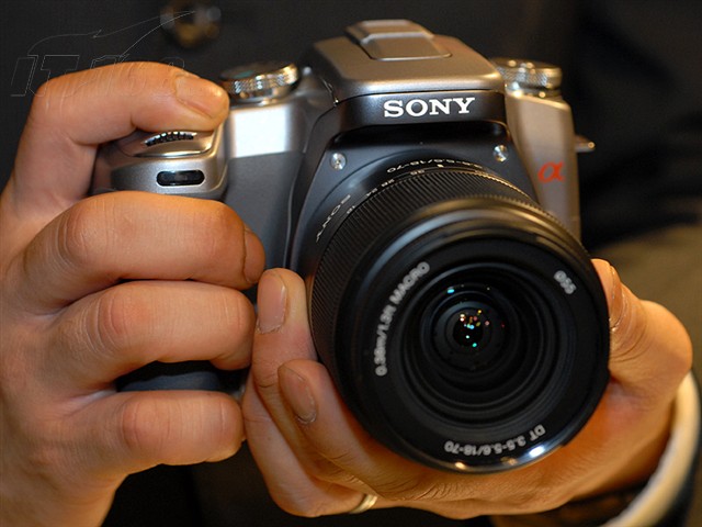 点击查看下一张SONY a100数码相机图片