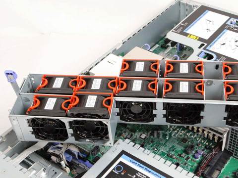 点击查看下一张IBM System x3650 7979R05(1000Mbps×2)服务器图片