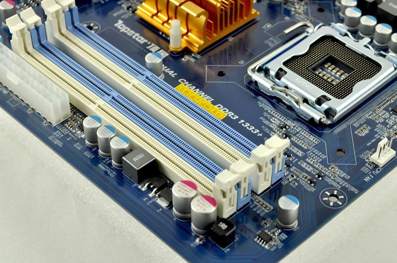 参考报价: ￥550 主板芯片组:intel p45 cpu插槽:lga 775 主板结构